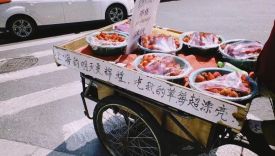 上海街头文案爆火！又土又潮，遍地开花，网友看哭：生活充满希望