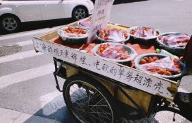 上海街头文案爆火！又土又潮，遍地开花，网友看哭：生活充满希望