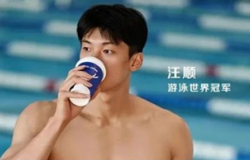瑞幸请了汪顺代言？网友：想要腹肌贴纸