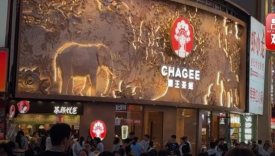 霸王茶姬“骑脸式”商战再升级，茶颜彻底被压制了
