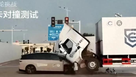 当理想i8撞翻乘龙卡车：物理不对头，测试像“演戏”？