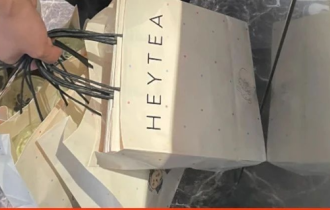 中国黄牛狂薅樱花妹羊毛！喜茶 x Chiikawa联名杯在日本炒出天价！