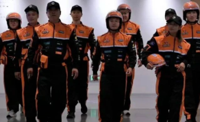 淘宝闪购骑手新工装，撞脸迈凯伦赛车服！网友：这是外卖界F1？
