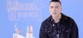 「淡黄的长裙，蓬松的头发」的刷屏经