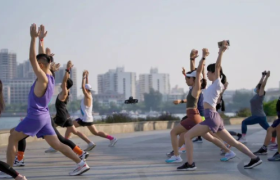 收割蜜桃臀、围猎中产男，lululemon赚翻了
