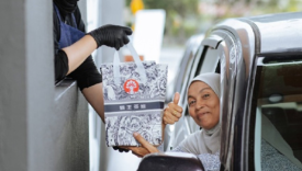 霸王茶姬开Drive-Thru门店，全程车进车出取茶