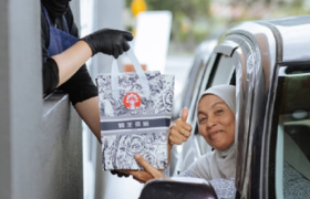 霸王茶姬开Drive-Thru门店，全程车进车出取茶