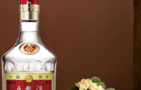 白酒的深V周期里，五粮液“摸着茅台过河”